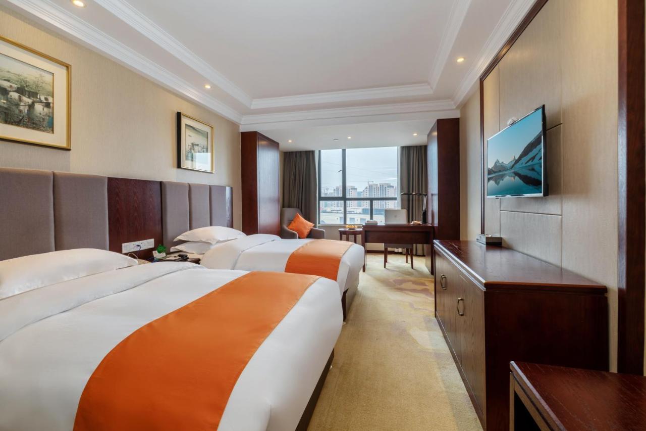 Huzhou Wealth Hotel Экстерьер фото