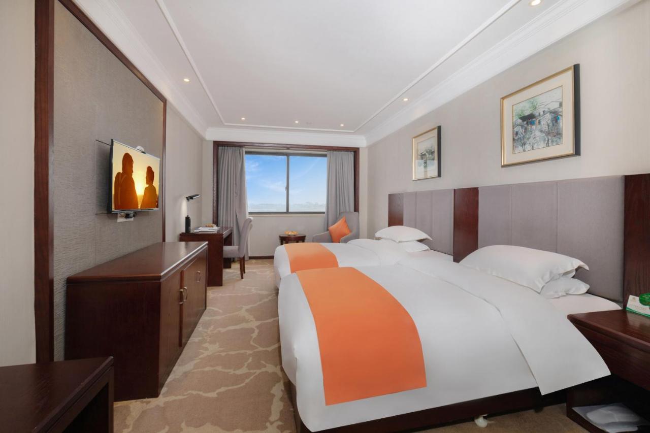 Huzhou Wealth Hotel Экстерьер фото