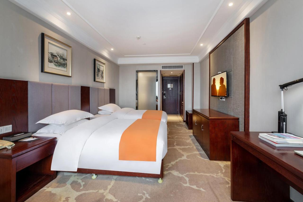 Huzhou Wealth Hotel Экстерьер фото