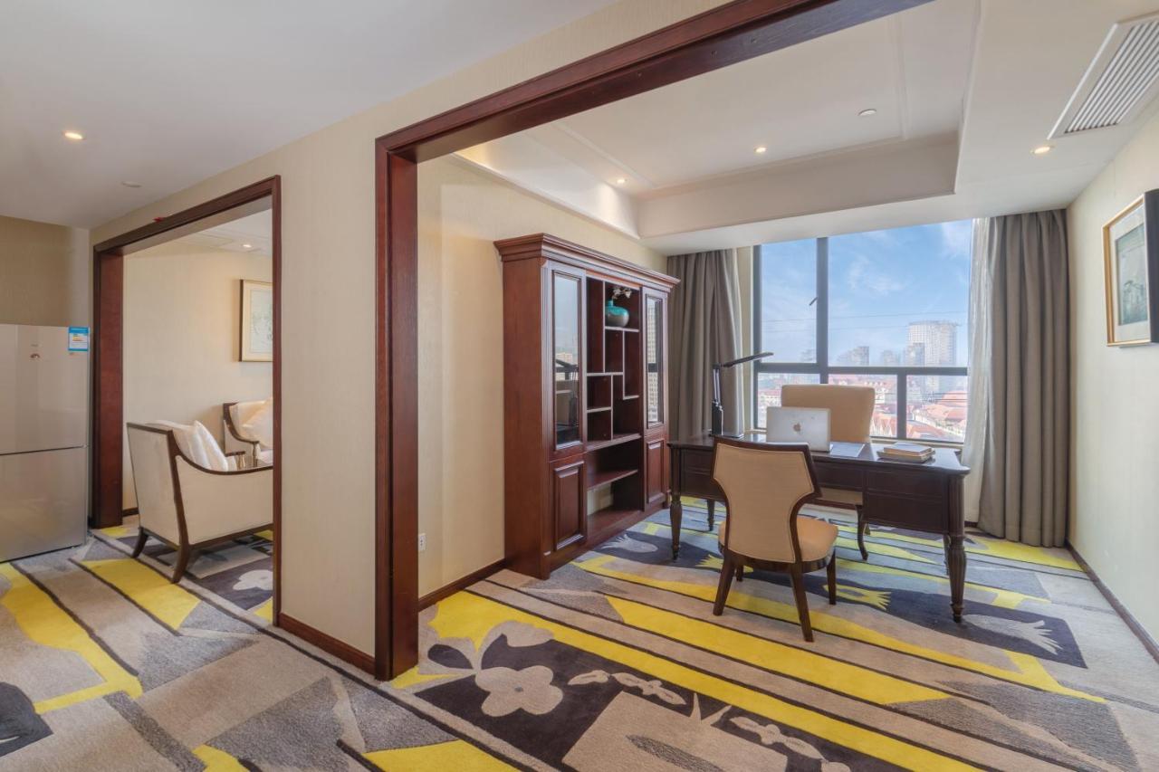 Huzhou Wealth Hotel Экстерьер фото