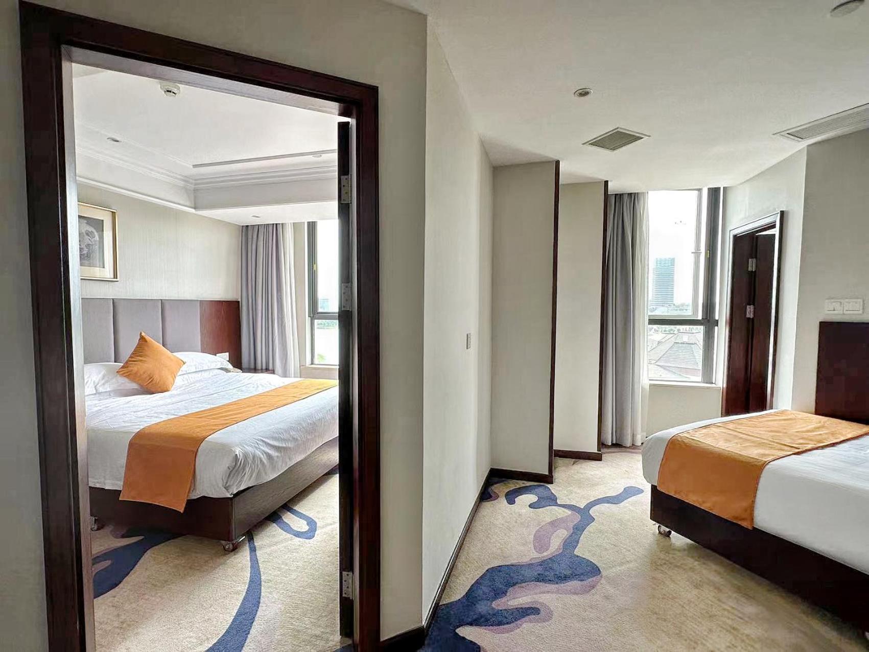 Huzhou Wealth Hotel Экстерьер фото